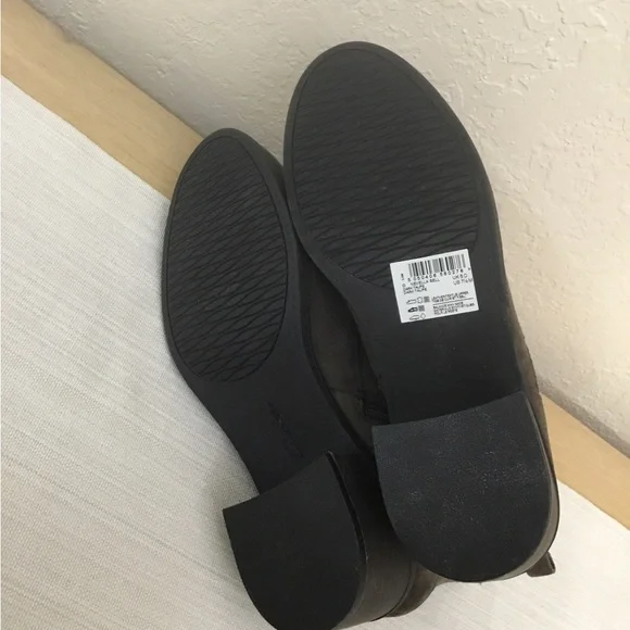 Clarks Nevella Booties size 7.5